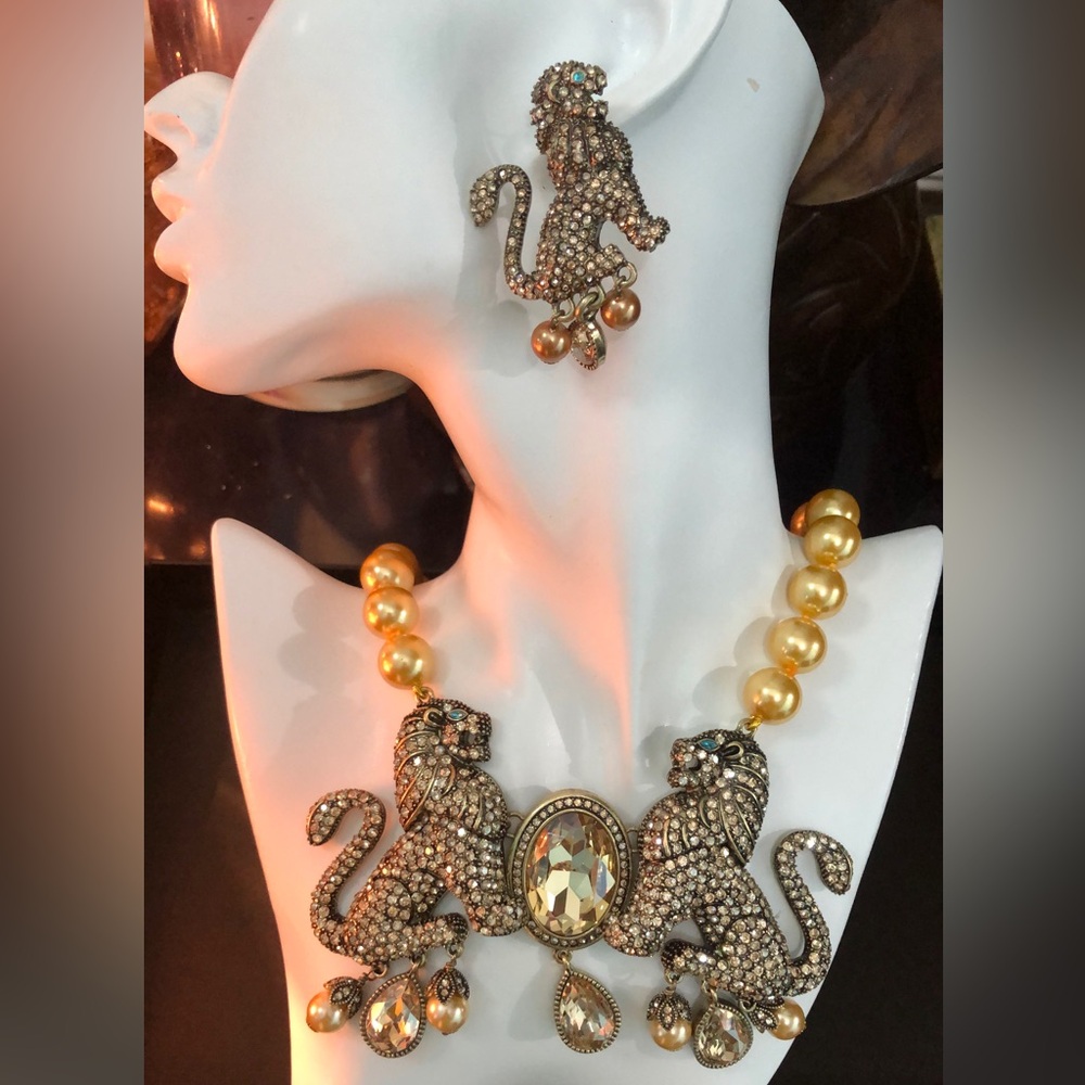 Heidi Daus” Dueling🦁 Lions” Elegant Gold Lion Jewelry Set